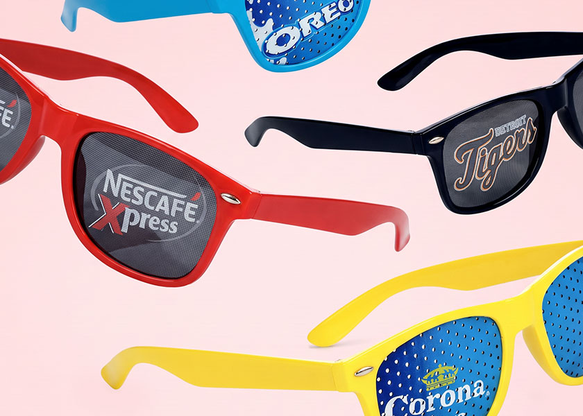 logogläser-sonnenbrille-rot-mit-logo-text-als-promotionsartikel Werbemittel Werbeartikel Sonnenbrille Logogläser