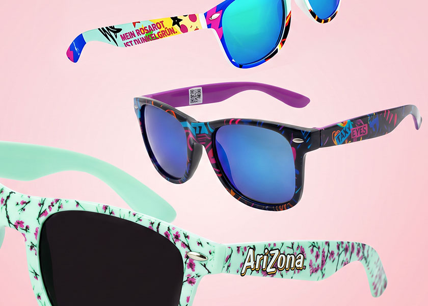wayfarer-sonnenbrille-blau-mit-logo-text-allover-print-als-werbeartikel Werbemittel Werbeartikel Sonnenbrille All Over Print