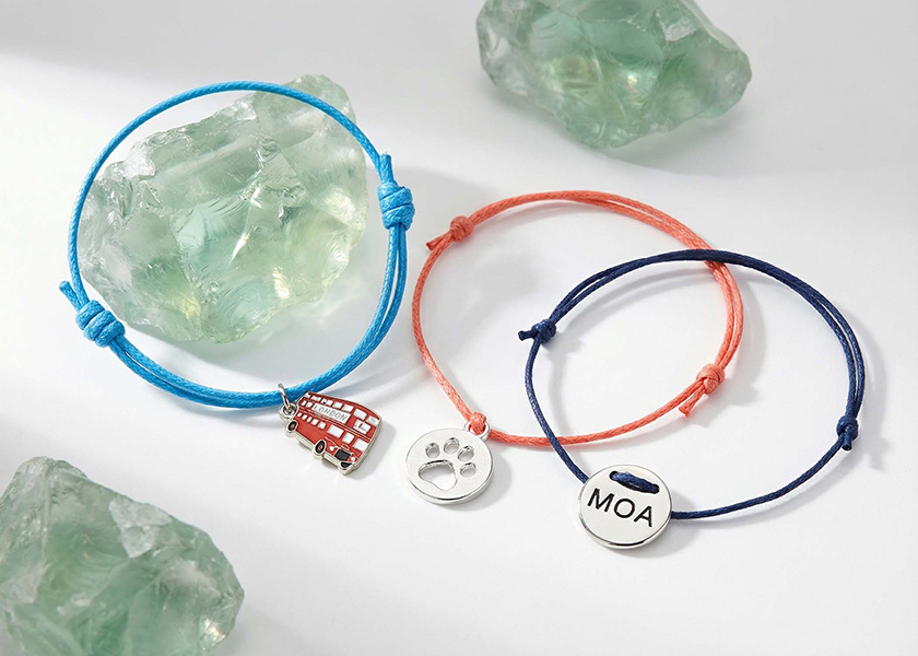 Individuell gefertigtes Wunscharmband, Glücksbändchen oder Baumwollarmband aus gewachster Baumwolle mit graviertem Logo-Anhänger. Das Armband wird nach Ihren Vorgaben in Pantone-Wunschfarben und mit individuellem Werbemotiv, Firmennamen oder Schriftzug gestaltet. Ideal als Give-away, Kundengeschenk, Merchandise-Artikel oder Mitarbeiter-Incentive für Unternehmen, Vereine und Veranstaltungen.