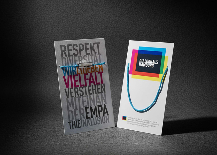Individuell gefertigtes Wunscharmband, Glücksbändchen oder Baumwollarmband aus gewachster Baumwolle mit graviertem Logo-Anhänger. Das Armband wird nach Ihren Vorgaben in Pantone-Wunschfarben und mit individuellem Werbemotiv, Firmennamen oder Schriftzug gestaltet. Ideal als Give-away, Kundengeschenk, Merchandise-Artikel oder Mitarbeiter-Incentive für Unternehmen, Vereine und Veranstaltungen.