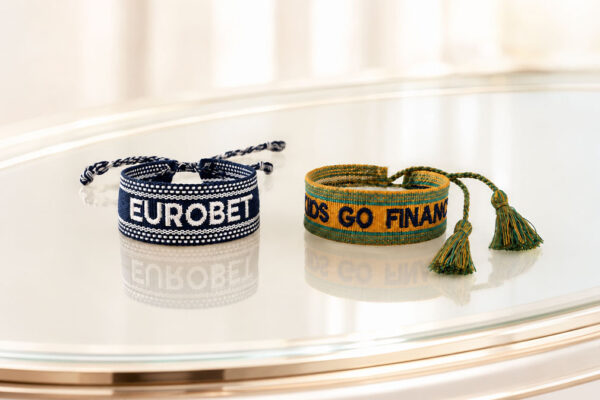 Blaues gewebtes Armband mit Logo und Schriftzug Blaues gewebtes Armband mit Logo und Schriftzug als individuell gestaltetes Werbearmband