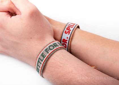 Bracciale dell'amicizia tessuto promozionale, braccialetto della fortuna con logo ricamato o scritte come merce