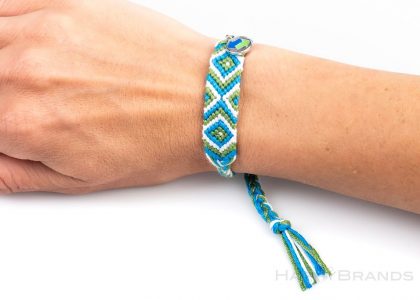 Werbepraesent Bandmerch Geknuepftes Armband Mit Werbemotiv Charm-Anhaenger