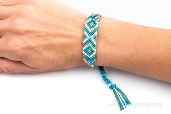Werbepraesent Bandmerch geknuepftes Armband mit Werbemotiv Charm-Anhaenger