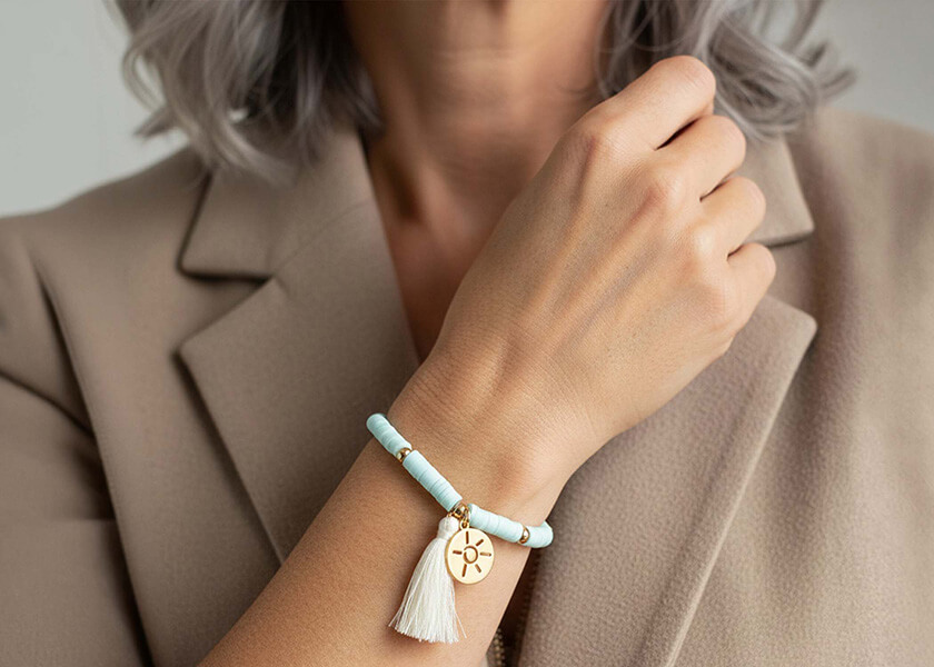Heishi Perlenarmband mit personalisiertem Logo-Anhänger als individuelles Werbegeschenk oder Merchandise-Armband