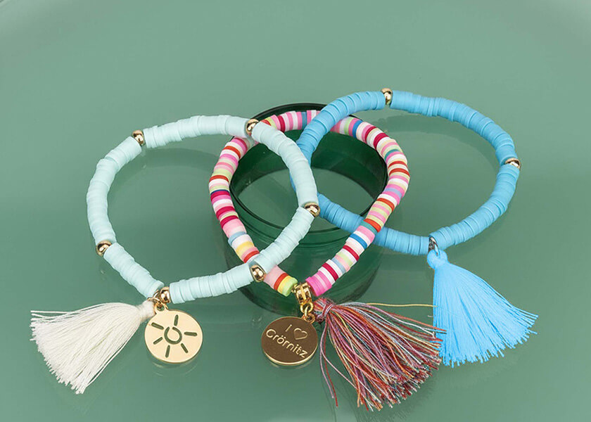 Heishi Perlenarmband mit personalisiertem Logo-Anhänger als individuelles Werbegeschenk oder Merchandise-Armband