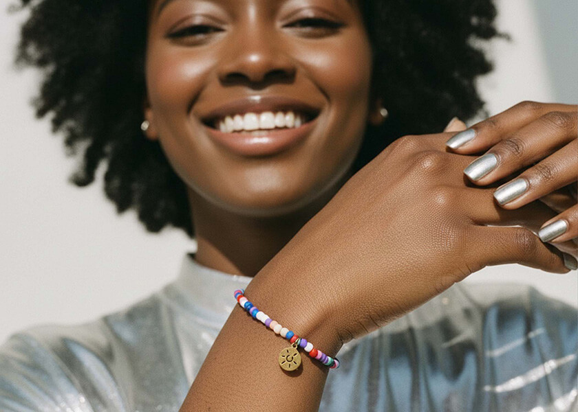 Perlenarmband mit personalisiertem Logo-Anhänger als individuell gefertigtes Werbegeschenk