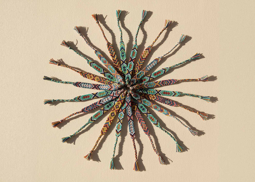 Individuell geknüpftes Freundschaftsarmband mit Firmenlogo in Wunschfarben und eigenem Design