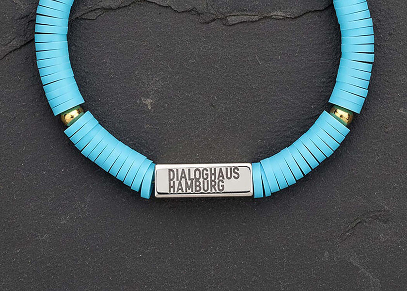 Heishi Perlenarmband mit personalisiertem Logo-Anhänger als individuelles Werbegeschenk oder Merchandise-Armband