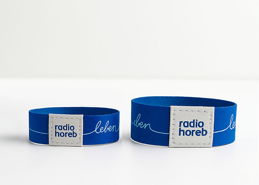 Blaues flexibles Wendearmband mit geometrischem Motivdruck als individuell bedruckbares Promoarmband