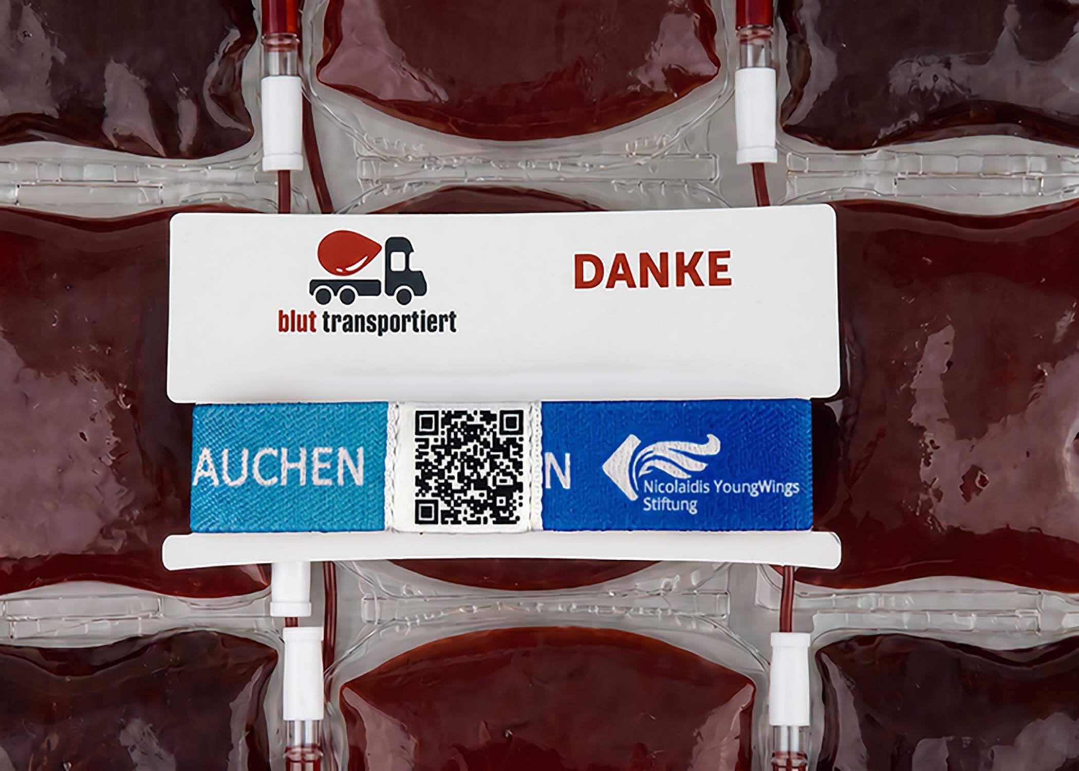 Blaues flexibles Wendearmband mit QR-Code und vollflächigem Druck als individuelles Promoarmband