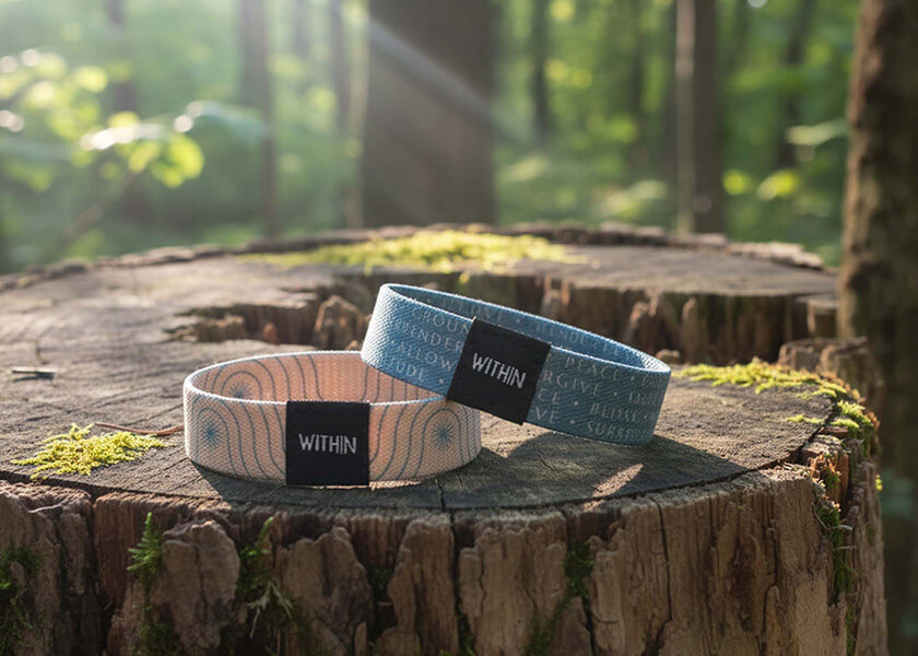 Hellblaues flexibles Wendearmband mit wiederholtem Muster als individuell bedruckbares Promoarmband