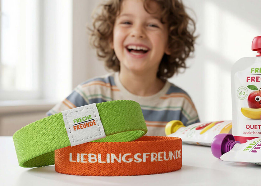 Hellgrünes flexibles Wendearmband mit vollflächigem Logo-Druck als individuelles Promoarmband
