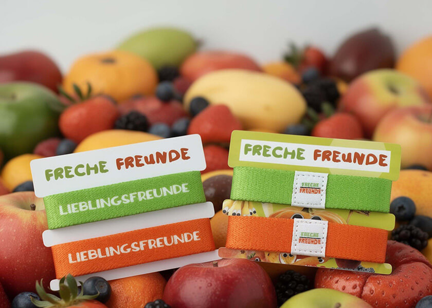 Oranges flexibles Wendearmband mit vollflächigem Logo-Druck als individuelles Promoarmband