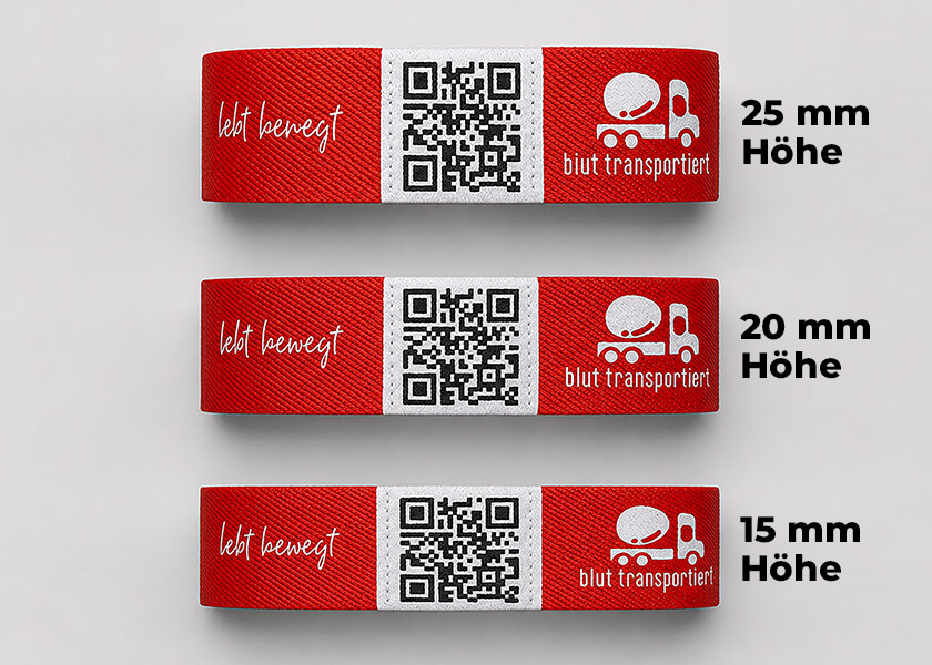 Detailansicht eines roten flexiblen Wendearmbands mit QR-Code und individuellem Motivdruck